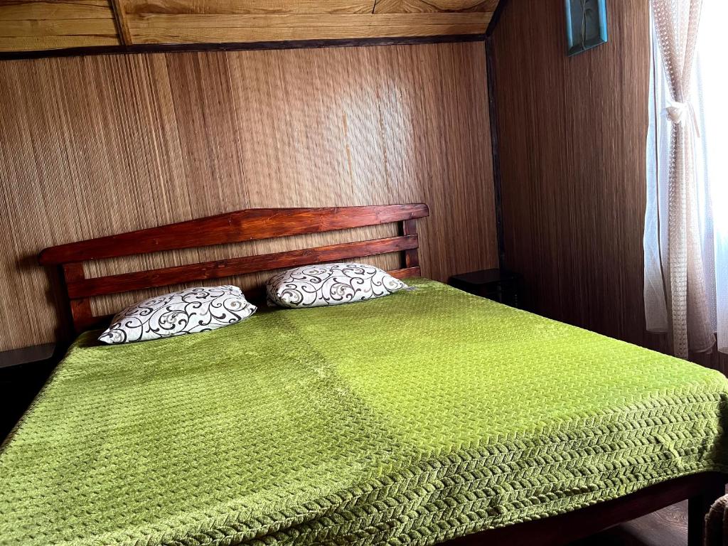 Postel nebo postele na pokoji v ubytování Гірська вершина