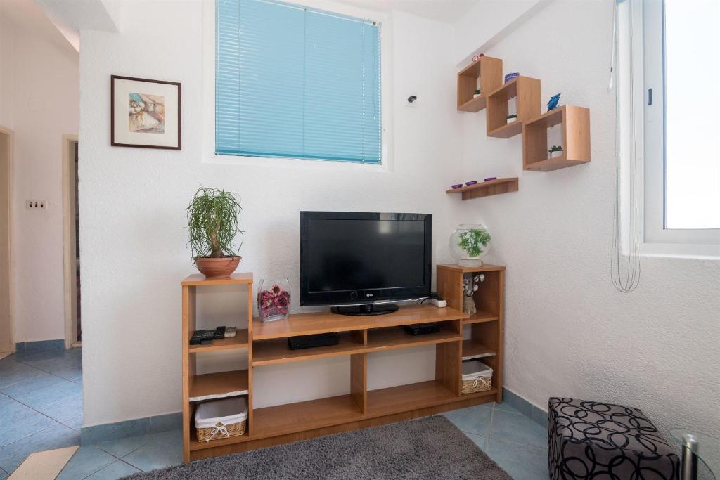 TV a/nebo společenská místnost v ubytování Apartments Tolj