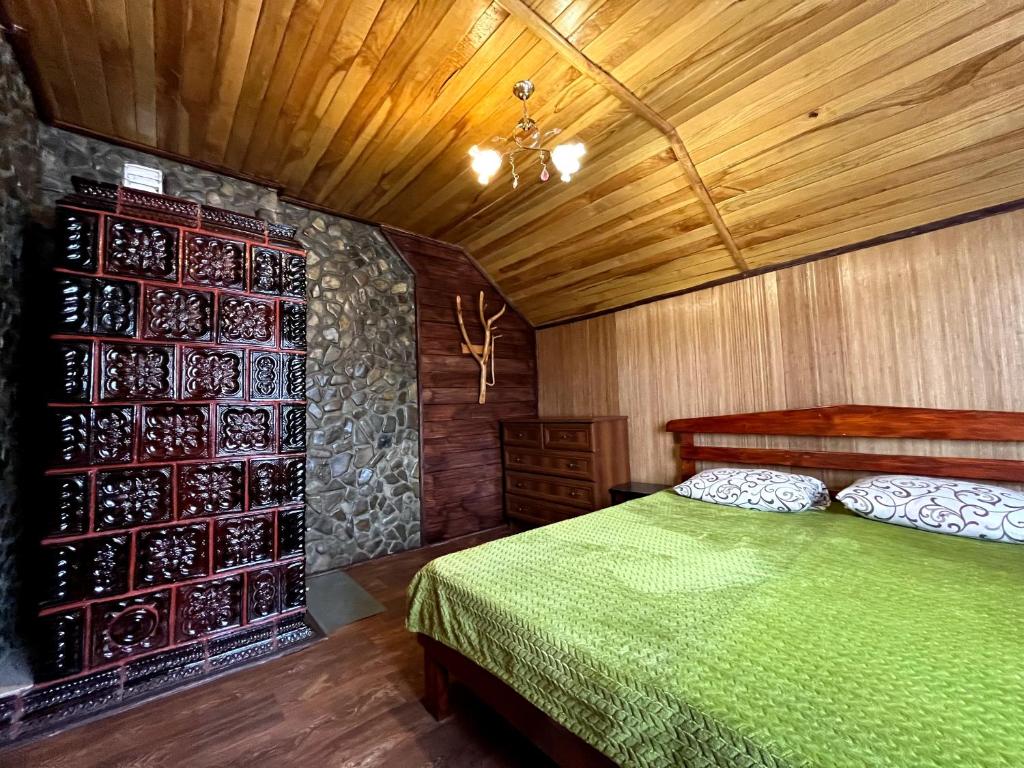 Postel nebo postele na pokoji v ubytování Гірська вершина