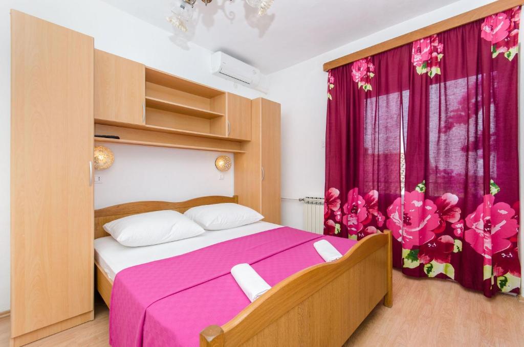 Postel nebo postele na pokoji v ubytování Apartment and Rooms Ivan