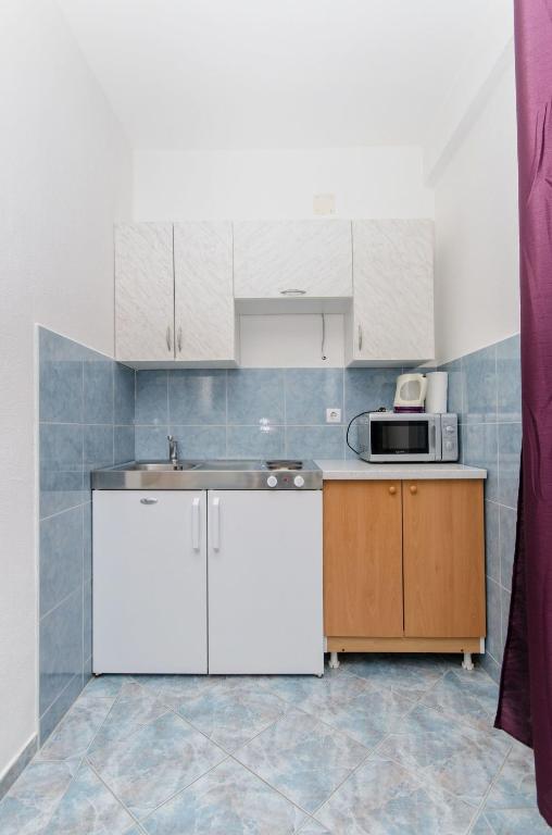 Kuchyň nebo kuchyňský kout v ubytování Apartment and Rooms Ivan