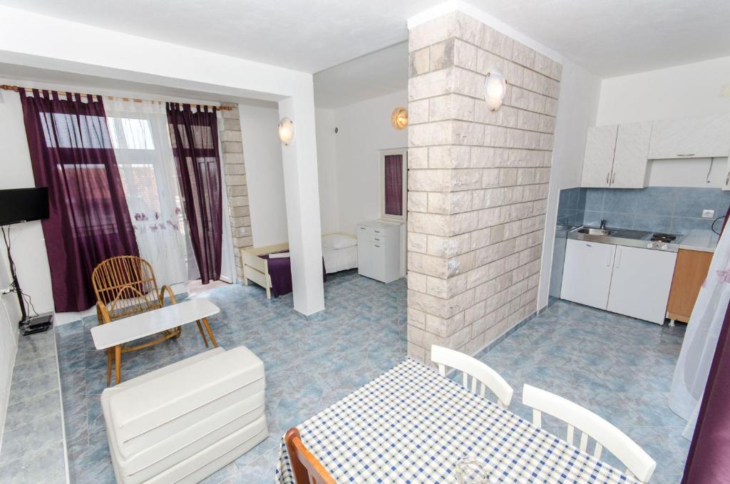 Kuchyň nebo kuchyňský kout v ubytování Apartment and Rooms Ivan