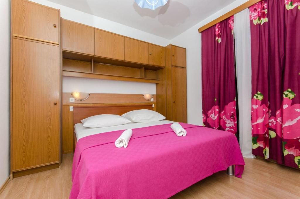 Postel nebo postele na pokoji v ubytování Apartment and Rooms Ivan