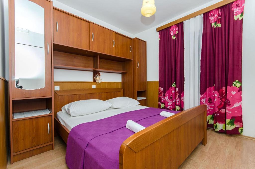 Postel nebo postele na pokoji v ubytování Apartment and Rooms Ivan