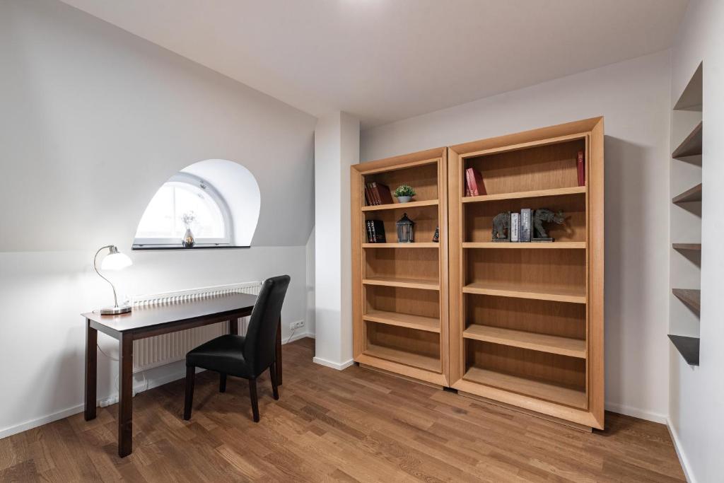 Knihovna v apartmánu