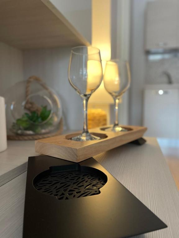 two wine glasses on a cutting board on a counter at Civico 32 in Montalto Dora