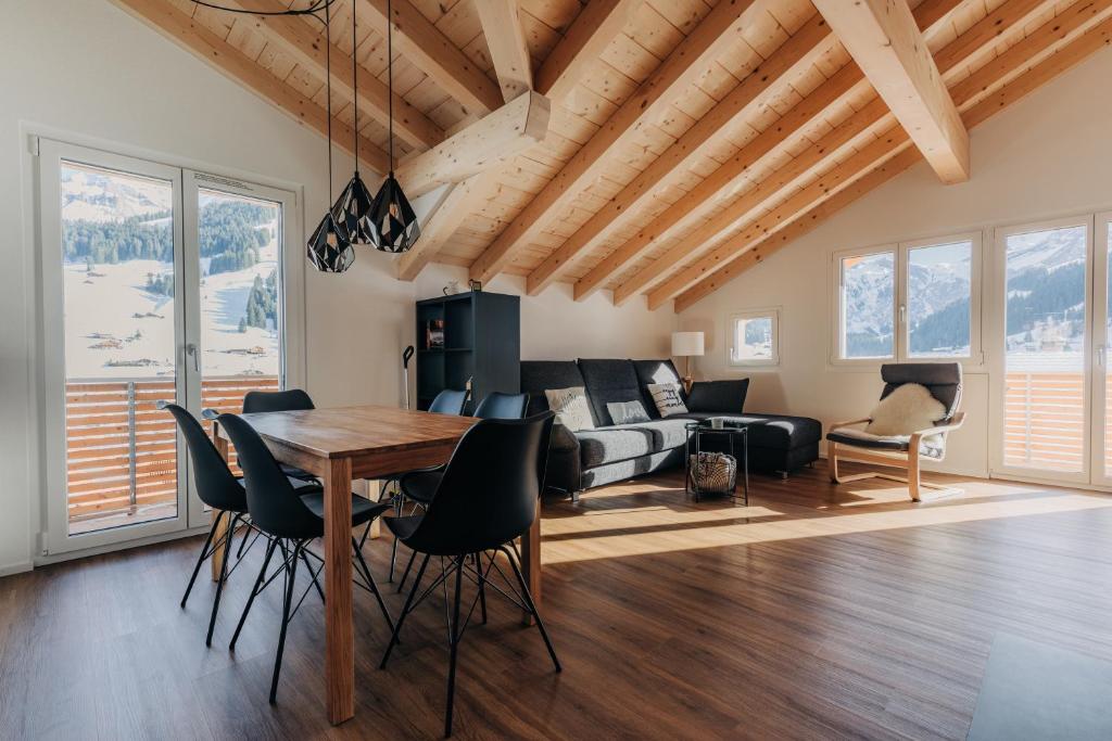 Posezení v ubytování Chuenislodge2- zwei Balkone, gemütlicher Kamin, top Aussicht