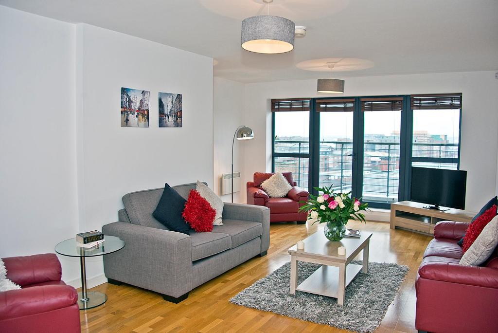 BOOK A BASE Apartments - Duke Street في ليفربول: غرفة معيشة مع أريكة وتلفزيون