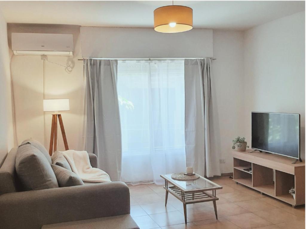 - un salon avec un canapé et une télévision dans l'établissement La Jarilla, à Mendoza