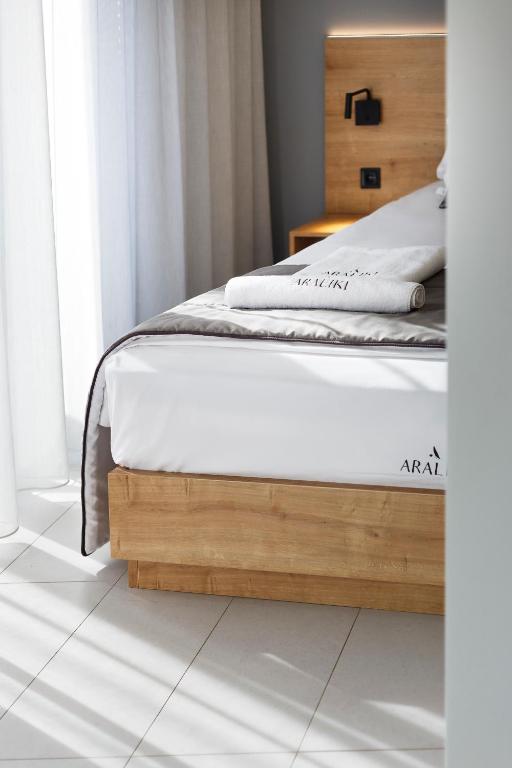 Postel nebo postele na pokoji v ubytování Araliki Suites