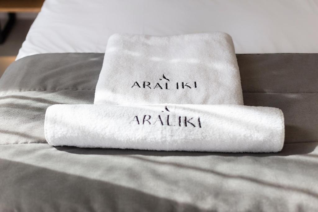 Postel nebo postele na pokoji v ubytování Araliki Suites