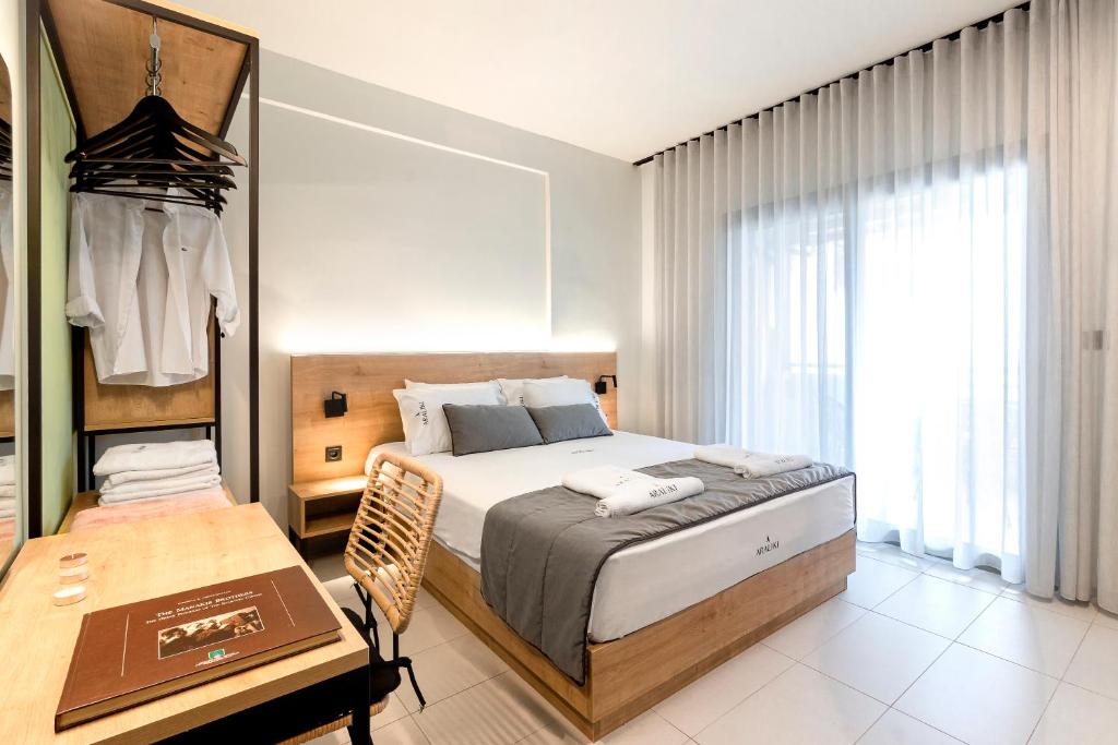 Postel nebo postele na pokoji v ubytování Araliki Suites