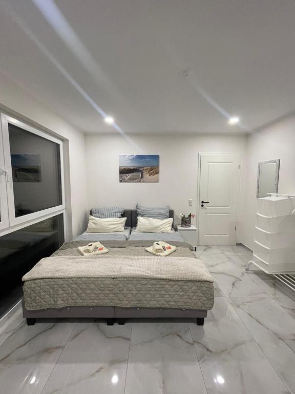 ein Schlafzimmer mit einem großen Bett in einem Zimmer in der Unterkunft Pension Hammer in Mensfelden