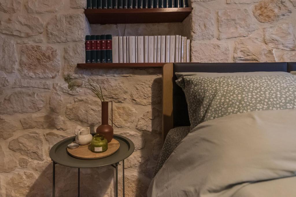 Postel nebo postele na pokoji v ubytování Idothea Stone Villa
