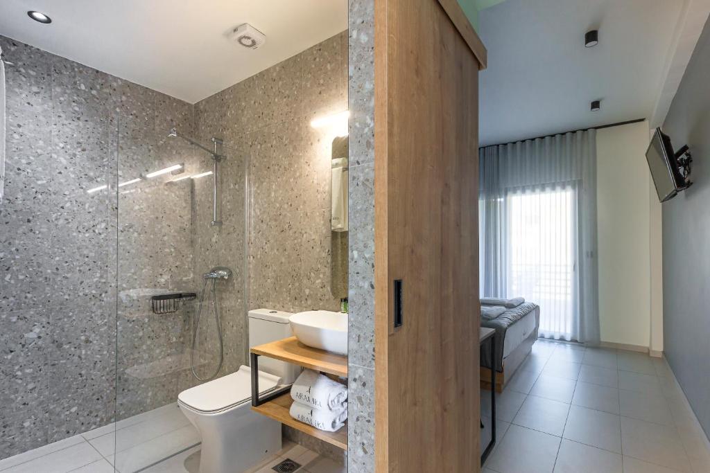 Koupelna v ubytování Araliki Suites