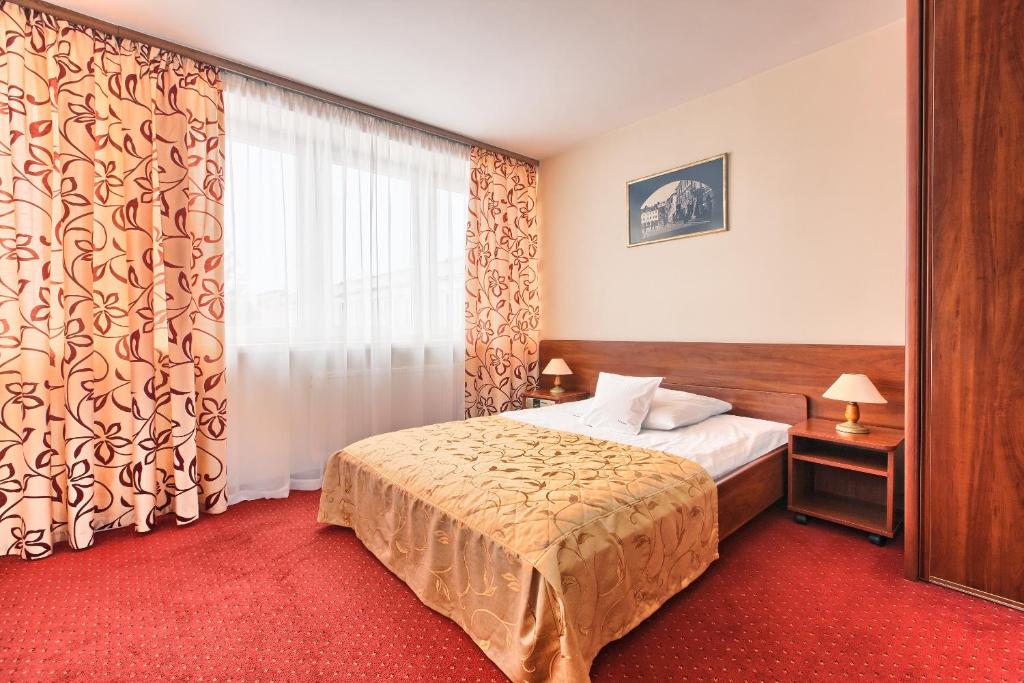 Ein Bett oder Betten in einem Zimmer der Unterkunft Hotel Renesans