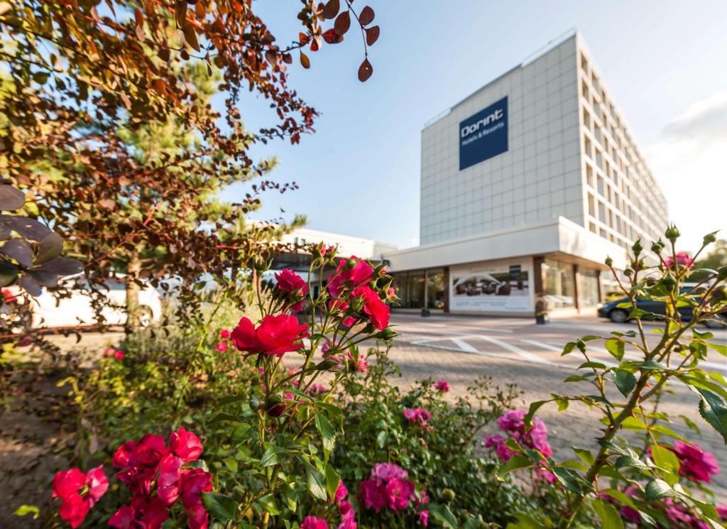 een uitzicht op een gebouw met bloemen ervoor bij Dorint Main Taunus Frankfurt/Sulzbach in Frankfurt am Main