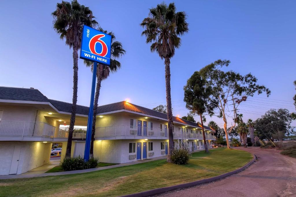 un edificio sin señal de estacionamiento delante de él en Motel 6-San Diego, CA - North, en San Diego