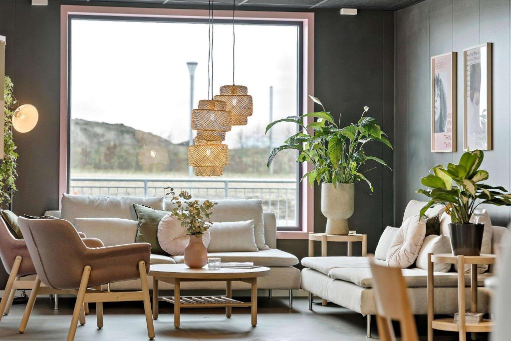 uma sala de estar com um sofá e uma mesa em Aiden by Best Western Herning em Herning