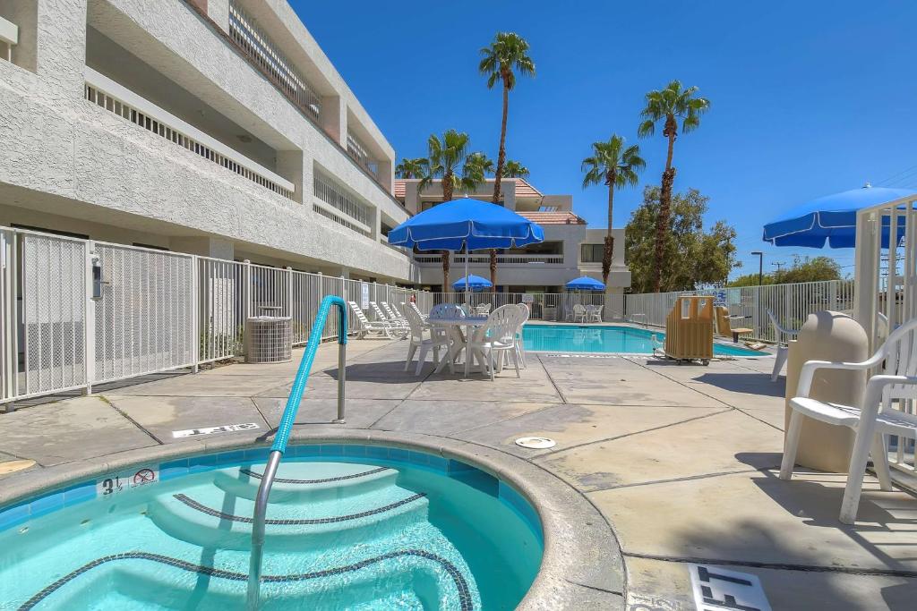 Bazén v ubytování Motel 6-Palm Springs, CA - Downtown nebo v jeho okolí