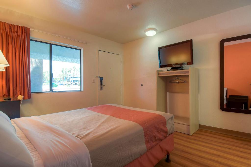 Postel nebo postele na pokoji v ubytování Motel 6-Palm Springs, CA - Downtown