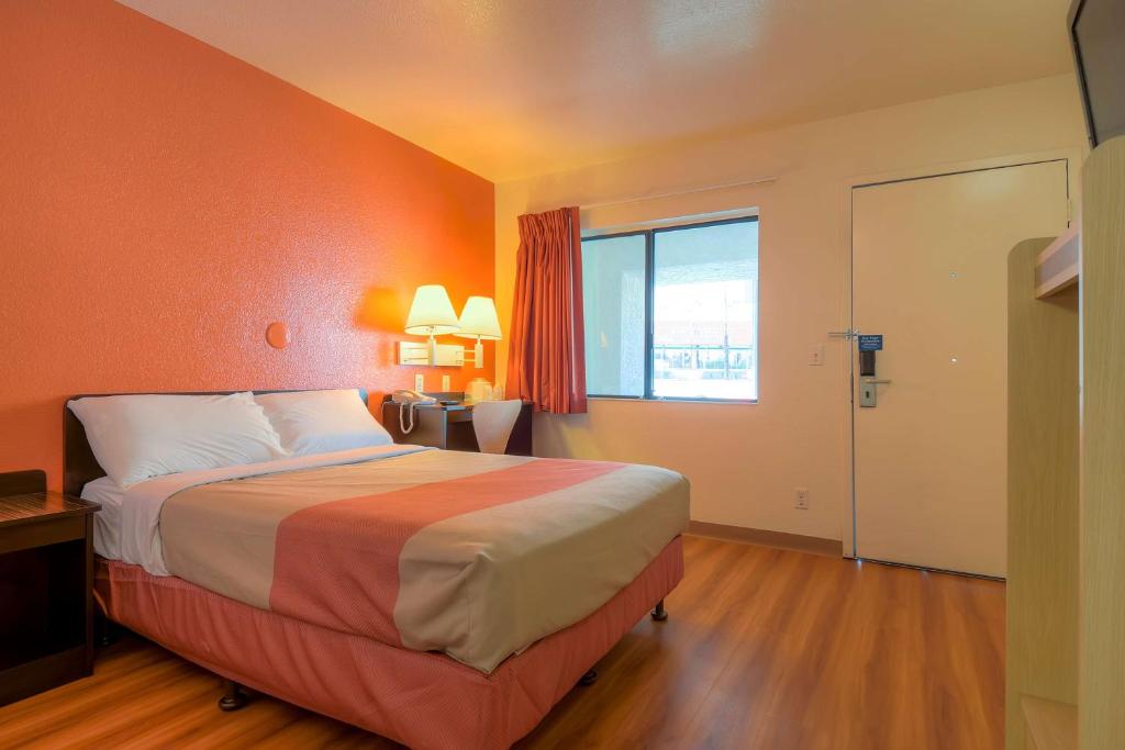 Postel nebo postele na pokoji v ubytování Motel 6-Palm Springs, CA - Downtown