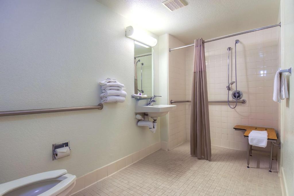 Koupelna v ubytování Motel 6-Palm Springs, CA - Downtown