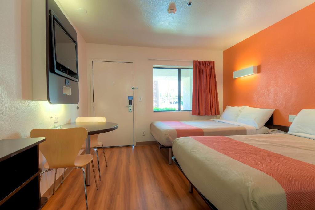 Postel nebo postele na pokoji v ubytování Motel 6-Palm Springs, CA - Downtown
