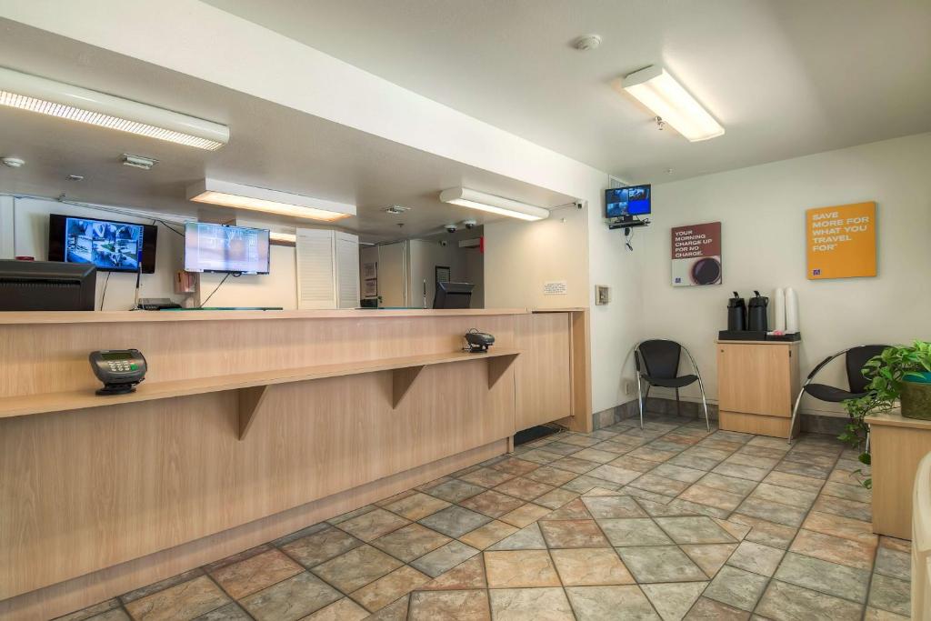 TV a/nebo společenská místnost v ubytování Motel 6-Palm Springs, CA - Downtown