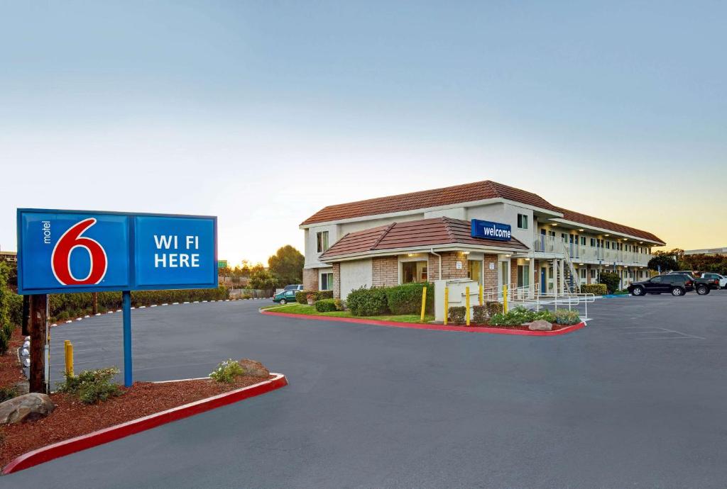 un edificio con una señal delante de él en Motel 6-San Jose, CA - Airport en San José