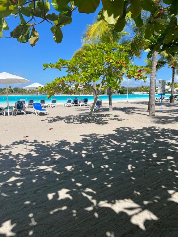 - une vue sur une plage avec des chaises et une piscine dans l'établissement Coti’s house, à Río Hato