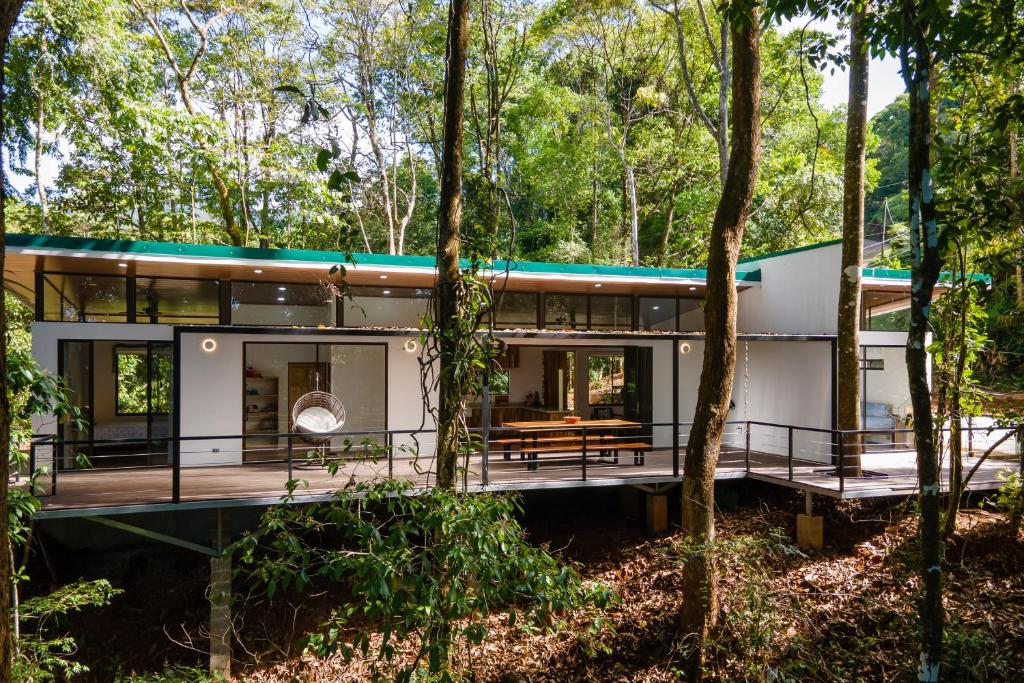 ein Haus mitten im Wald in der Unterkunft Casa Henaway - Portasol Vacation in Savegre
