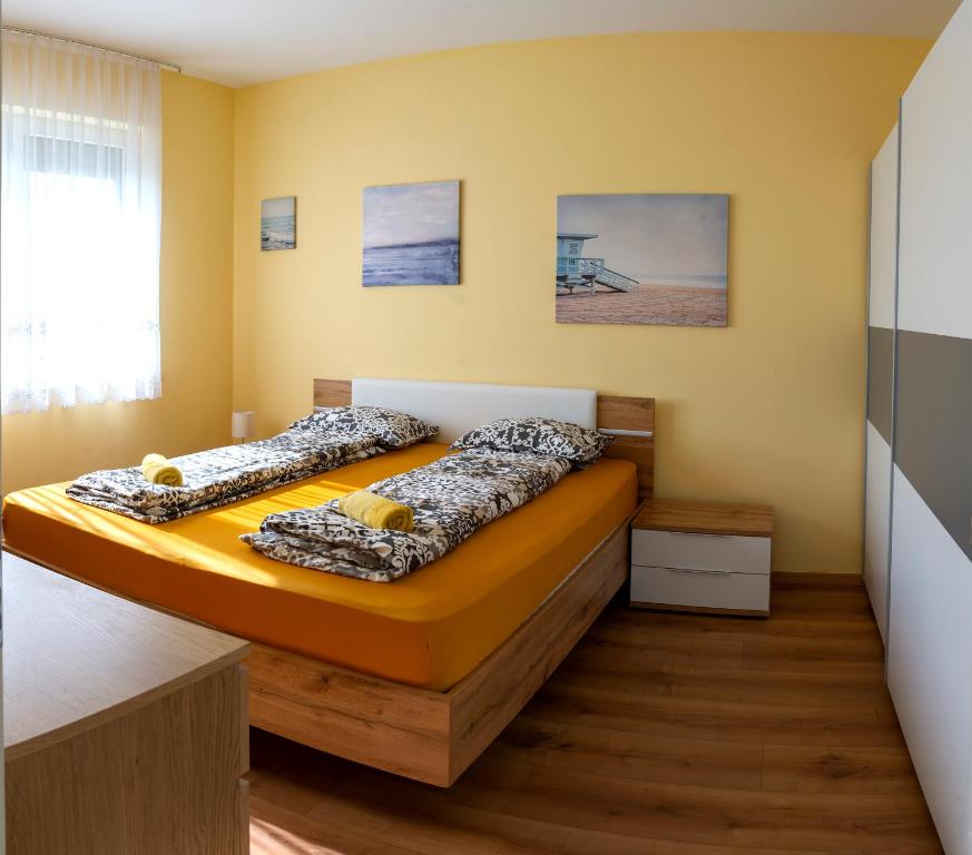 Postel nebo postele na pokoji v ubytování Sunshine Apartman with Free Parking
