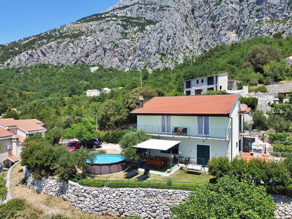 Utsikt mot bassenget på Holiday house with a swimming pool Gornji Tucepi - Podpec, Makarska - 6815 eller i nærheten