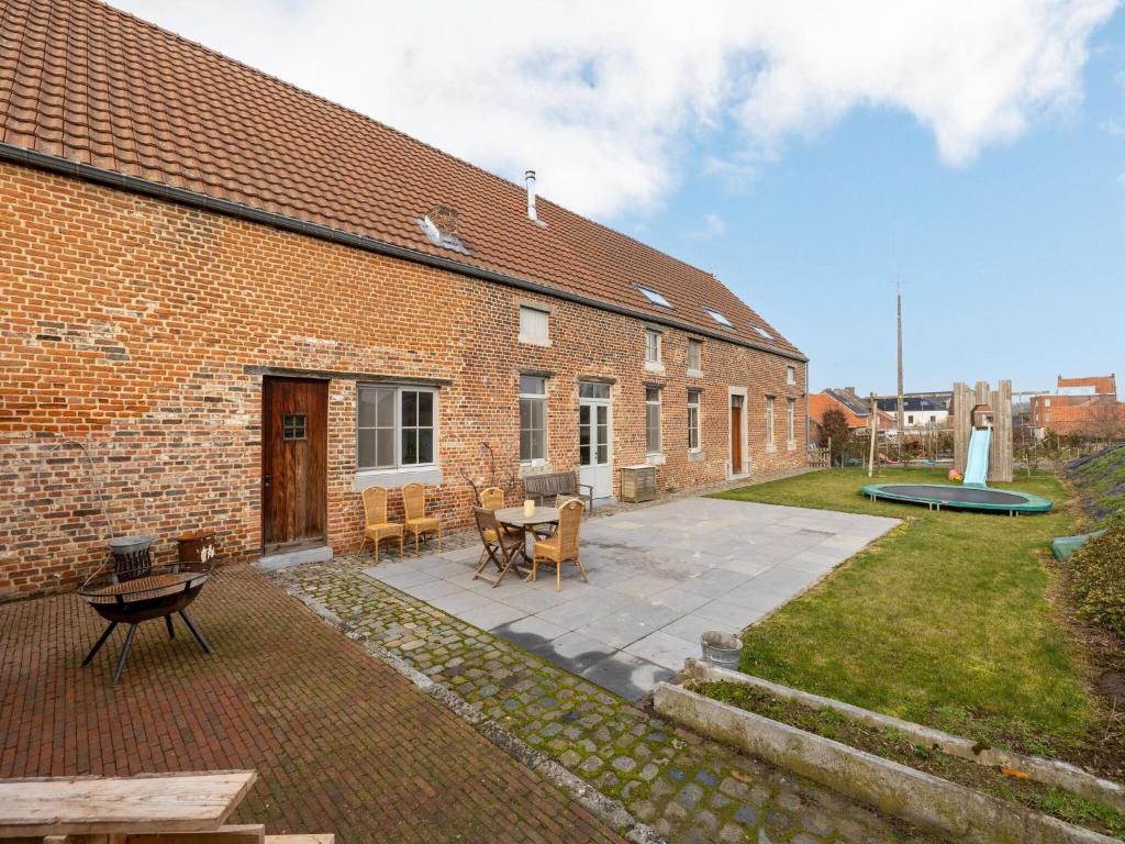 Zahrada ubytování Farmhouse in Limburg with Riding School