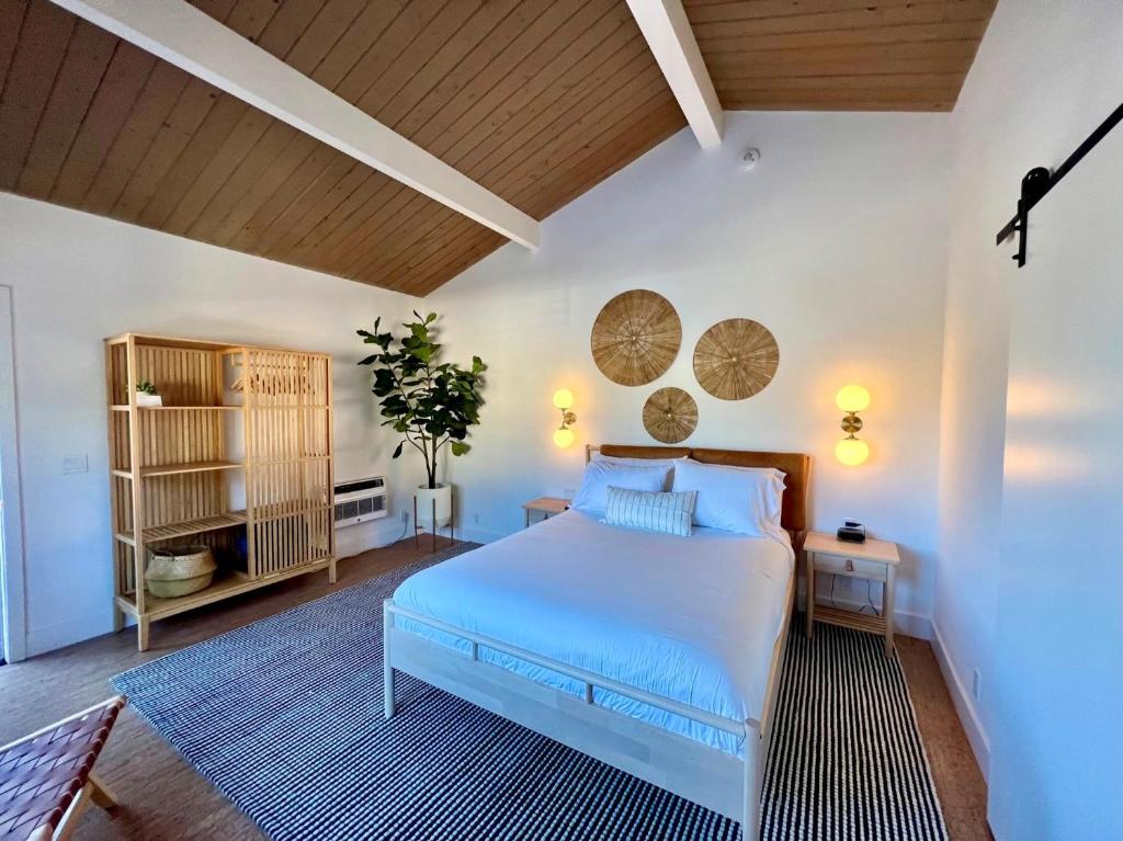 1 dormitorio con cama y techo de madera en The Presidio, en Santa Bárbara