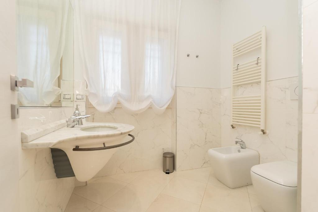 A bathroom at Casa Torre di Specchio con Piscina