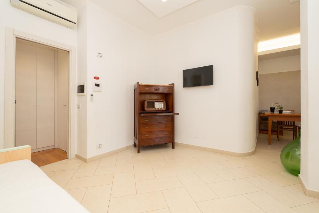 A television and/or entertainment centre at Casa Torre di Specchio con Piscina