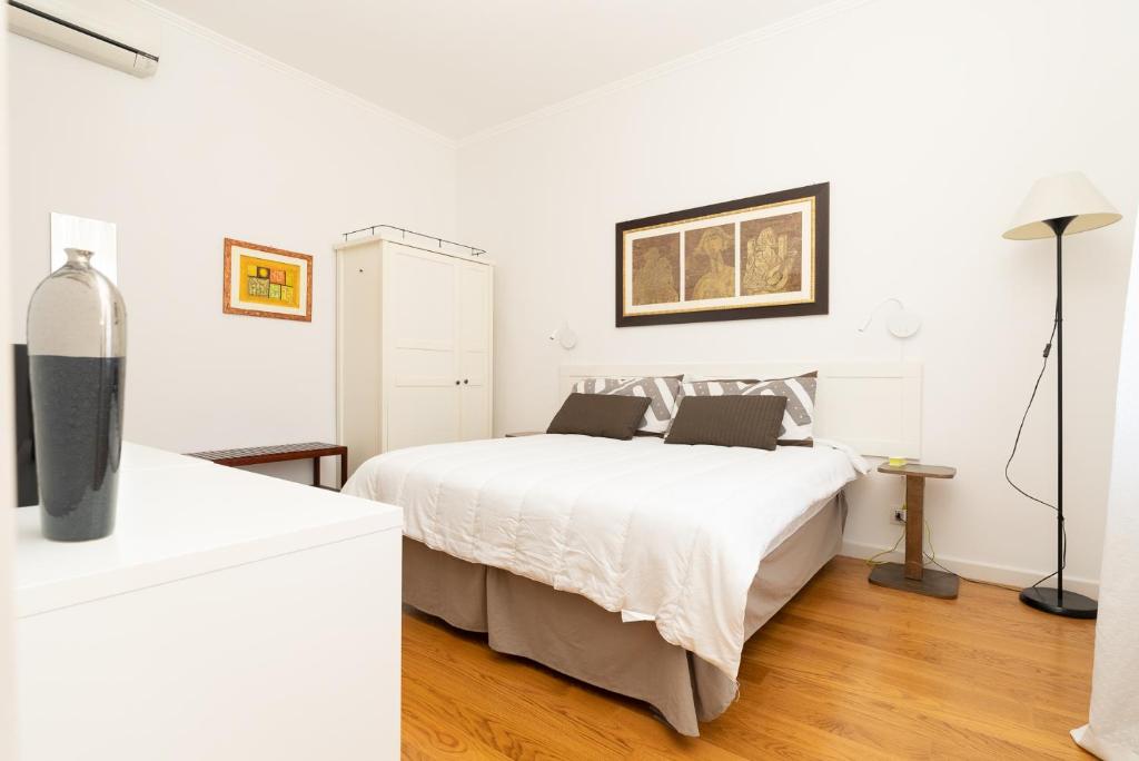 A bed or beds in a room at Casa Torre di Specchio con Piscina