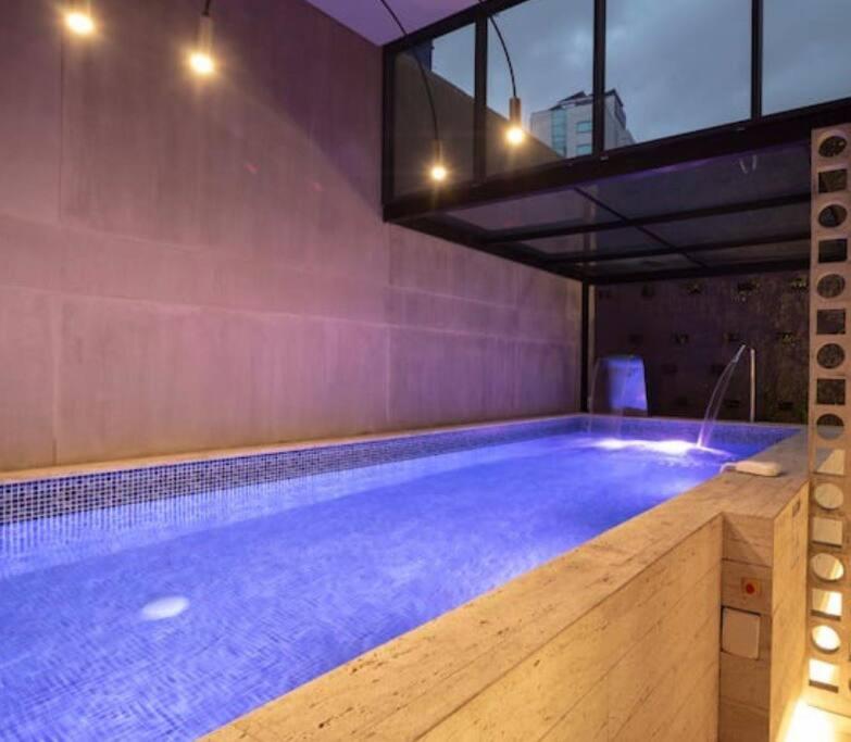a large swimming pool in a building with at exclusivo apartaestudio usaquen in Bogotá
