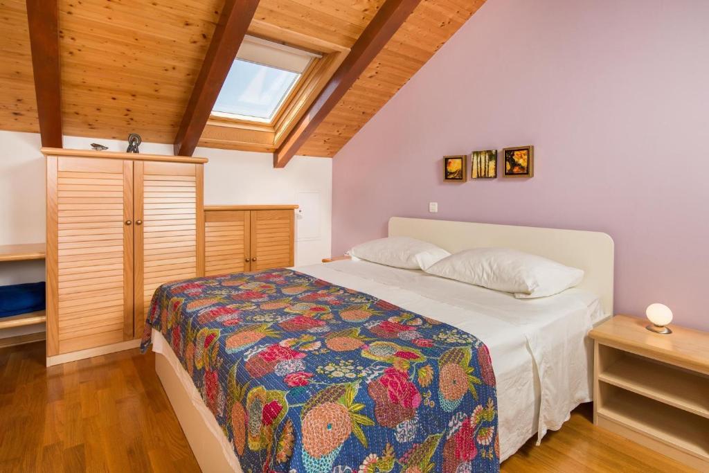 a bedroom with a bed and a window at Apartment Zlendic in Gornje Selo
