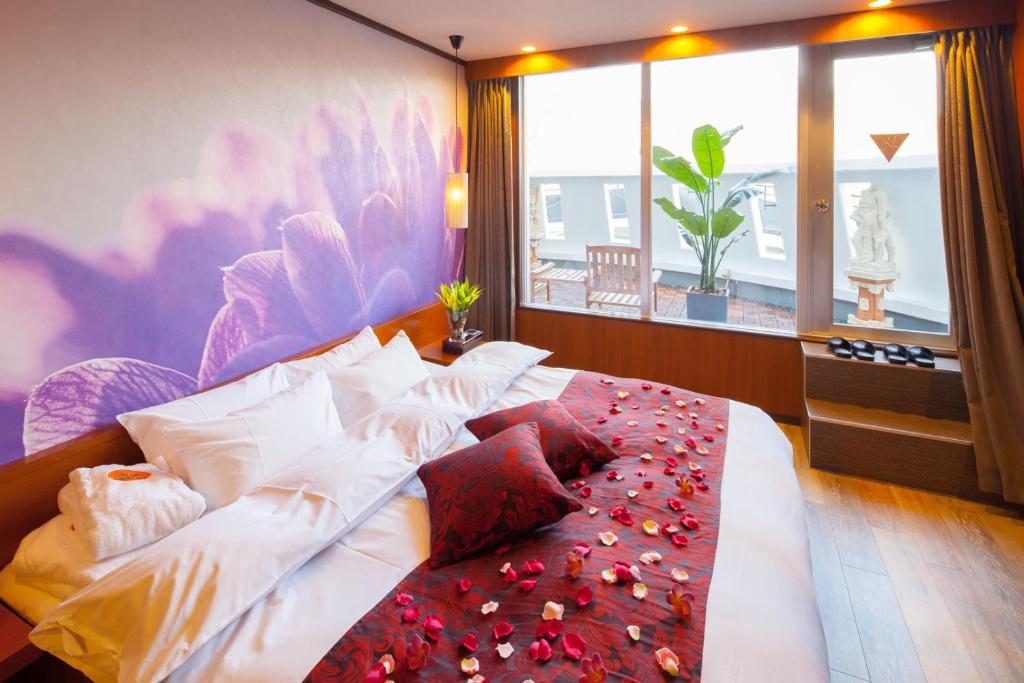 um quarto com uma cama grande com flores em クイーンズバリ em Sagamihara