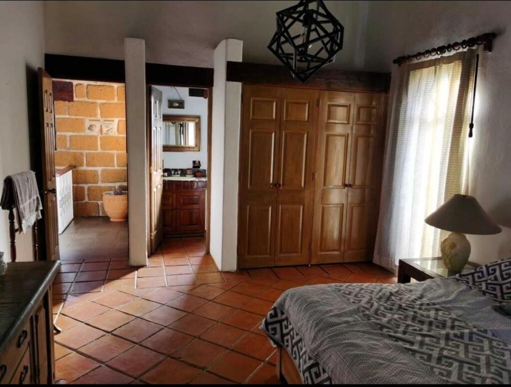 Alojamiento Cúpulas Avandaro في فالي دي برافو: غرفة نوم بسرير ومطبخ