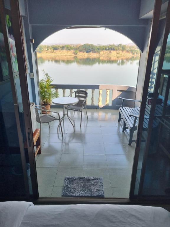 Výhled na řeku, která protéká v blízkosti hotelu