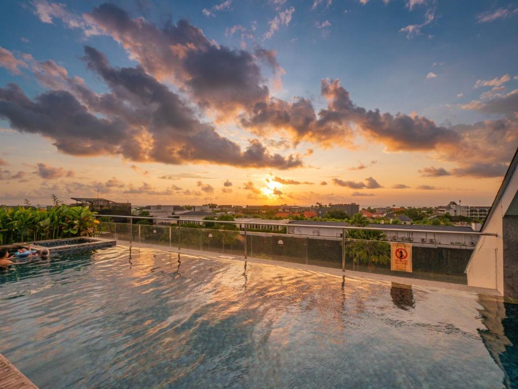 Matahari terbit atau terbenam yang terlihat dari hotel