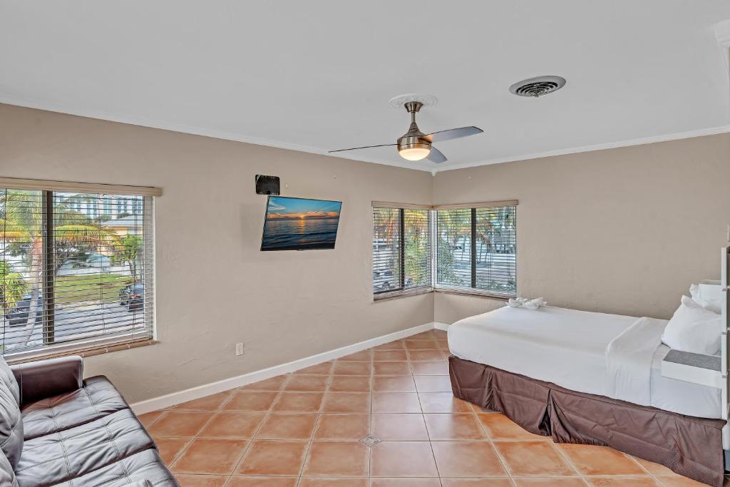 Hollywood Beach Hotels - Bedroom Suite Courtyard Queen