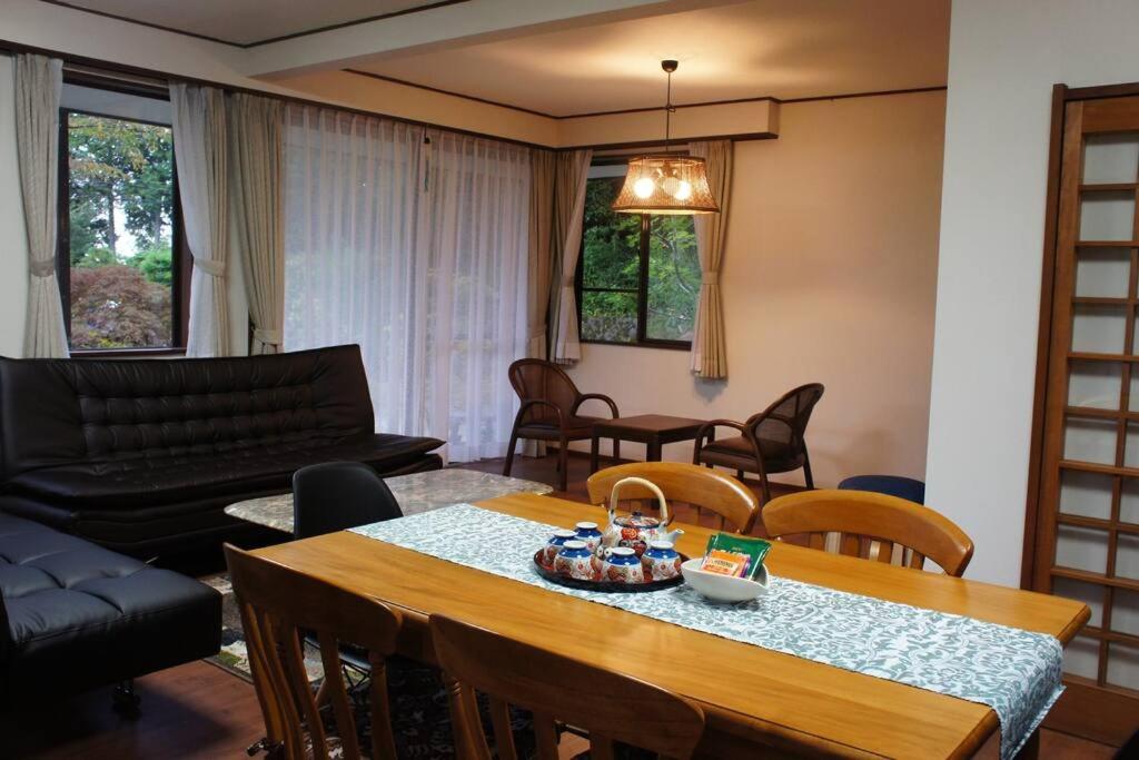 Posezení v ubytování EK House Hakone Shushinso 箱根修身荘
