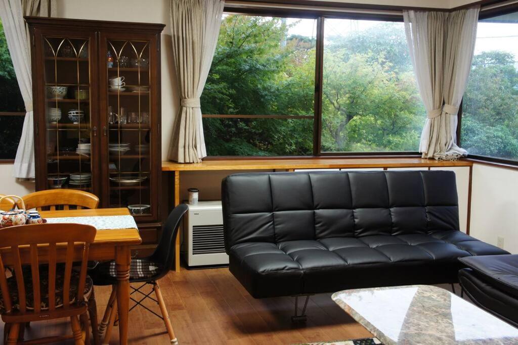 Posezení v ubytování EK House Hakone Shushinso 箱根修身荘