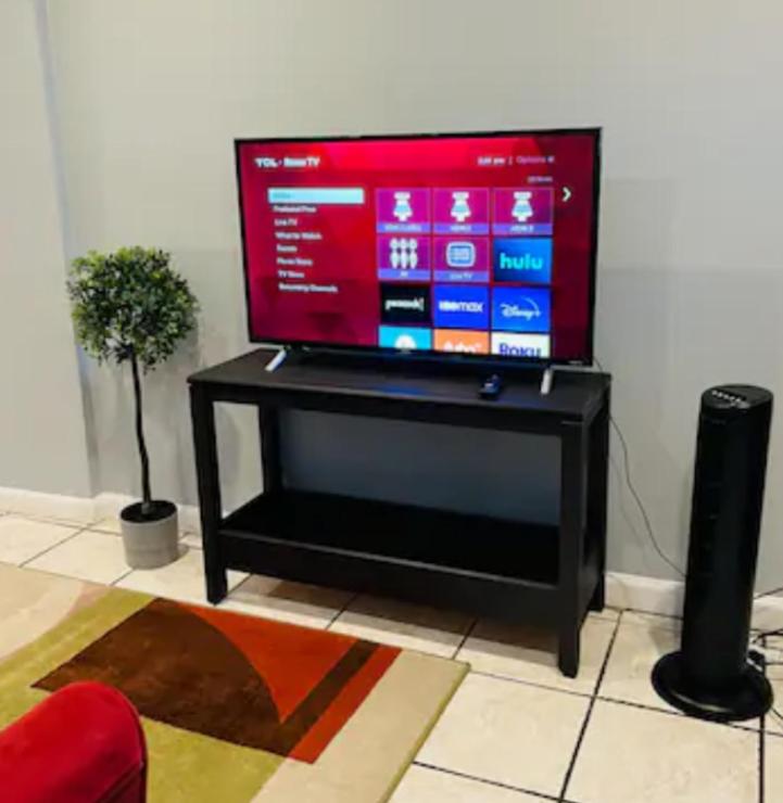TV a/nebo společenská místnost v ubytování Cozy Apartments close to New York City