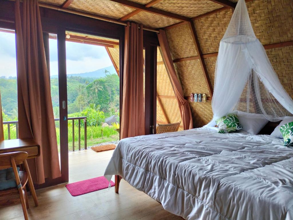 Postel nebo postele na pokoji v ubytování Magical Breeze Cabin